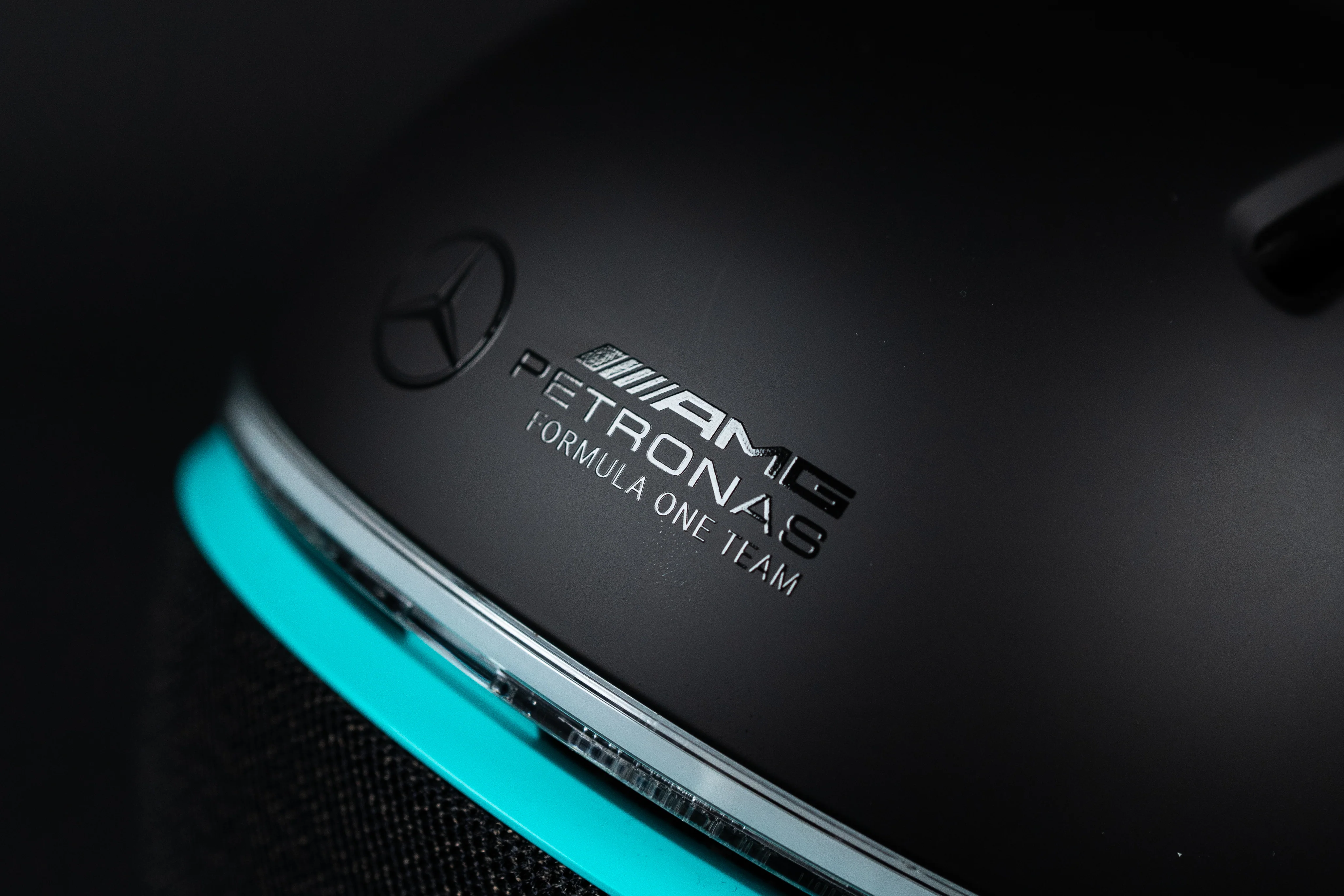 Mercedes-AMG PETRONAS F1 Team Smart eBike Helmet - Image 3