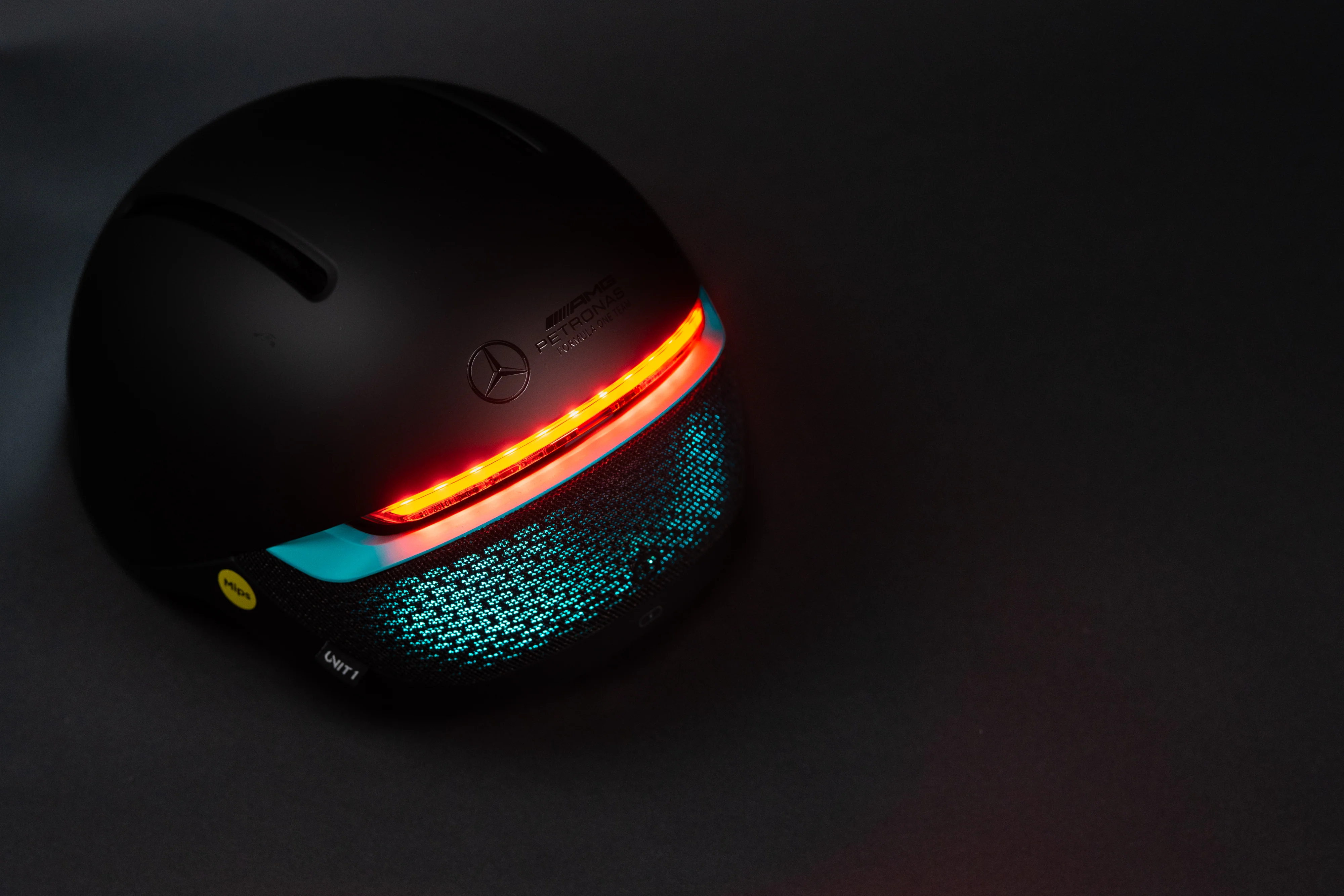 Mercedes-AMG PETRONAS F1 Team Smart eBike Helmet - Image 5