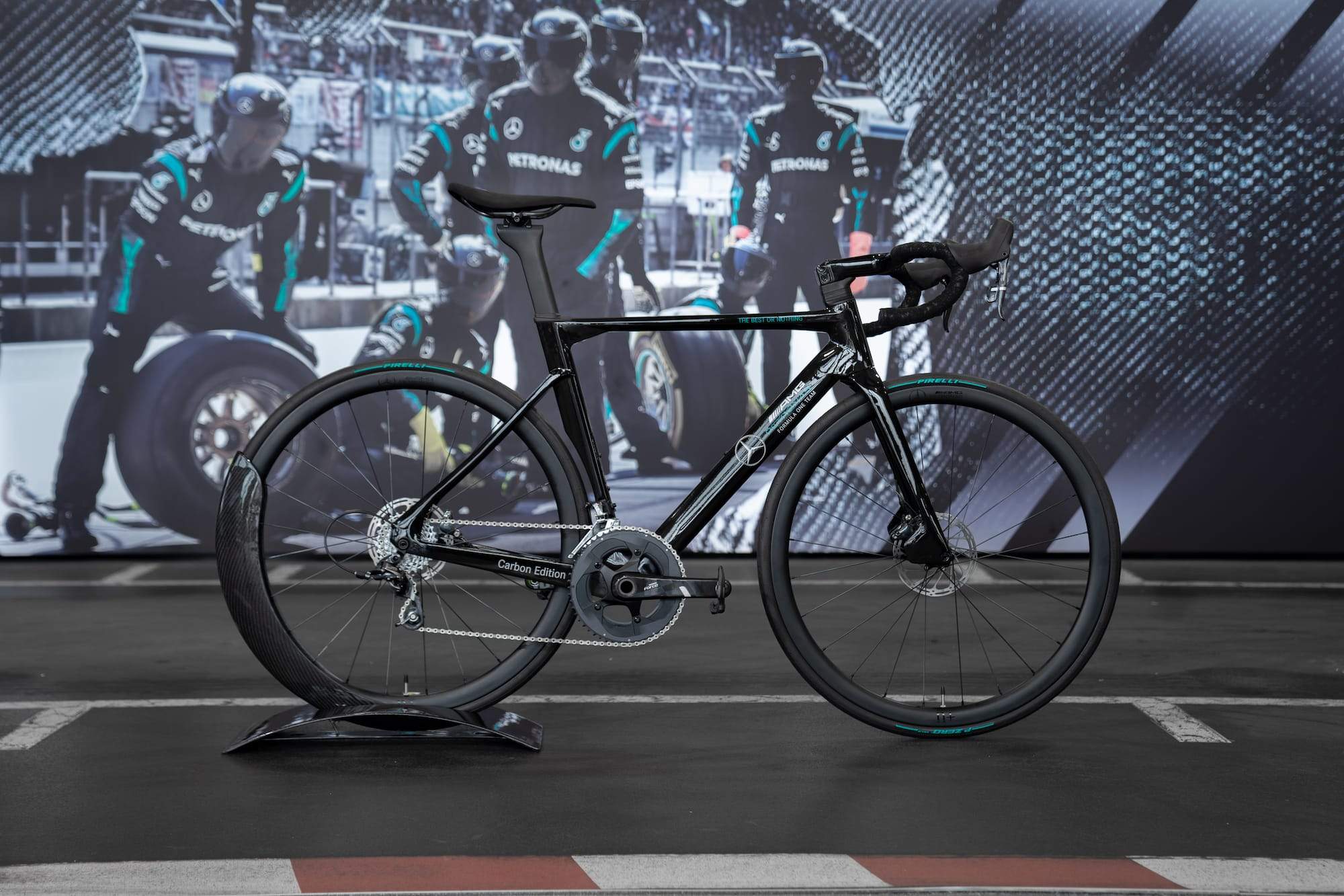 Mercedes-AMG PETRONAS F1® Team V12 Road Edition - Image 3